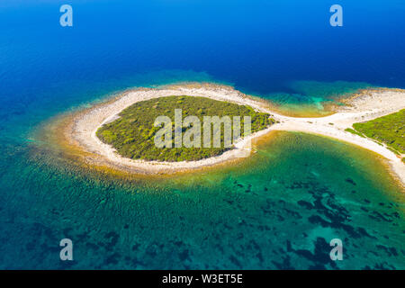 Rocky Fisch geformt Cape im türkisblauen Meer, klare blaue Wasser auf der Insel Dugi Otok in Kroatien Stockfoto