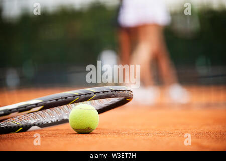 In der Nähe von Tennis Bälle auf Tennisplatz. Sport Konzept Stockfoto