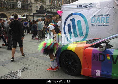 BMW und andere sorgen für die Gay Community auf CSD - Christopher Street Day 2019 in München konkurrieren. Stockfoto