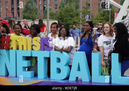 Liverpool, Merseyside, UK. 15. Juli 2019. Unterstützer aus der ganzen Welt treffen sich im M&S Bank Arena die Vitalität Netball Weltmeisterschaft zu beobachten. Credit: Ken Biggs/Alamy leben Nachrichten Stockfoto