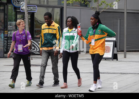 Liverpool, Merseyside, UK. 15. Juli 2019. Unterstützer aus der ganzen Welt treffen sich im M&S Bank Arena die Vitalität Netball Weltmeisterschaft zu beobachten. Credit: Ken Biggs/Alamy leben Nachrichten Stockfoto