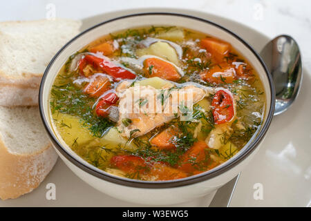 Lachs Suppe mit Kartoffeln, Karotten, Dill, Pfeffer in der Schüssel, bis zu schließen. Suppe mit Fisch und Gemüse Stockfoto