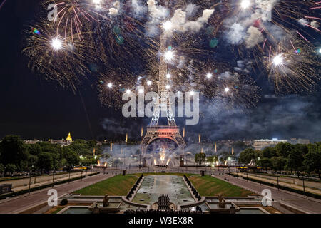 Paris, Frankreich. 14. Juli, 2019. Nachtaufnahme Feuerwerk am Eiffelturm in der französischen Hauptstadt Paris, 14. Juli 2019. Stockfoto