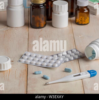 Eine Gruppe von Feldern von Arzneimitteln, Pille, Flaschen, Thermometer und Blasen von Pillen Stockfoto