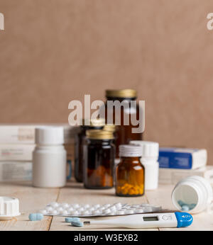 Eine Gruppe von Feldern von Arzneimitteln, Pille, Flaschen, Thermometer und Blasen von Pillen Stockfoto