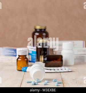 Eine Gruppe von Feldern von Arzneimitteln, Pille, Flaschen, Thermometer und Blasen von Pillen Stockfoto