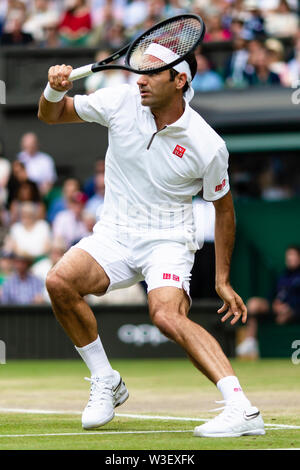 London, Großbritannien. 14. Juli, 2019. Tennis: Grand Slam/ATP Tour, Wimbledon, Einzelne, Männer, Endgültige, Djokovic (Serbien) - Federer (Schweiz). Roger Federer in Aktion. Credit: Frank Molter/dpa/Alamy leben Nachrichten Stockfoto