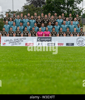 15 Juli 2019, Hamburg: 2. Fussball Bundesliga - Gelegenheit Fotos FC St. Pauli. Spieler, Trainer und coaching team des FC St. Pauli sind bei einem Fotoshooting auf dem Trainingsplatz. 4. Zeile (L-R): Daniel Buballa, Christopher Avevor, Luca Zander, Marvin Knoll, Boris Tashchy, Johannes Flum, Marc Hornschuh, Kevin Lankford, Ersin Zehir, Rico Benatelli, Jan-Philipp Kalla 3. Sitzreihe (L-R): Daniel Buballa, Jan-Philipp Kalla. Serie (L-R): Mike Muretic (Physiotherapeut), Dominik Körner (Physiotherapeut), Alexander Blase (Physiotherapeut), Jannik Niden (Spiel Analytiker), Philipp Ziereis, Henk Veerman, Floria Stockfoto