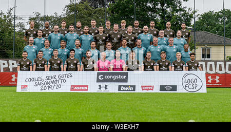 15 Juli 2019, Hamburg: 2. Fussball Bundesliga - Gelegenheit Fotos FC St. Pauli. Spieler, Trainer und coaching team des FC St. Pauli sind bei einem Fotoshooting auf dem Trainingsplatz. 4. Zeile (L-R): Daniel Buballa, Christopher Avevor, Luca Zander, Marvin Knoll, Boris Tashchy, Johannes Flum, Marc Hornschuh, Kevin Lankford, Ersin Zehir, Rico Benatelli, Jan-Philipp Kalla 3. Sitzreihe (L-R): Daniel Buballa, Jan-Philipp Kalla. Serie (L-R): Mike Muretic (Physiotherapeut), Dominik Körner (Physiotherapeut), Alexander Blase (Physiotherapeut), Jannik Niden (Spiel Analytiker), Philipp Ziereis, Henk Veerman, Floria Stockfoto