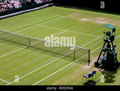 Leere Tennisplatz für Spieler und Funktionäre Wimbledon 2019 Leer tennis Schiedsrichter Stuhl am Rande des Hofes in Wimbledon wartet bereit Stockfoto