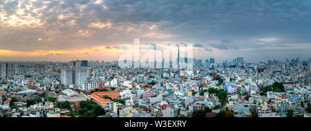 Das Panorama von Ho Chi Minh City schaut von oben mit bunten kleinen Häusern. Dies ist ein Bereich, in GoVap District, Ho Chi Minh City, Vietnam Stockfoto