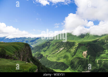 Beeindruckende Bergwelt in Georgien an sonnigen Sommertag. Alpine grüne Wiese im Kaukasus Hochland. Idyllischen Tal in Svaneti Berge. Stockfoto