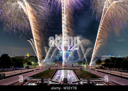 Paris, Frankreich. 14. Juli, 2019. Nachtaufnahme Feuerwerk am Eiffelturm in der französischen Hauptstadt Paris, 14. Juli 2019. Stockfoto