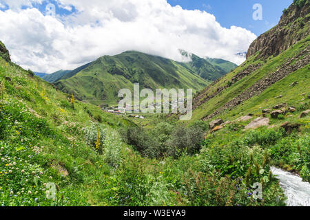 Beeindruckende Bergwelt in Georgien an sonnigen Sommertag. Alpine grüne Wiese im Kaukasus Hochland. Idyllischen Tal in Svaneti Berge. Stockfoto