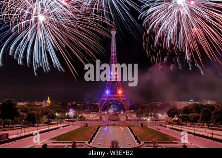 Paris, Frankreich. 14. Juli, 2019. Nachtaufnahme Feuerwerk am Eiffelturm in der französischen Hauptstadt Paris, 14. Juli 2019. Stockfoto