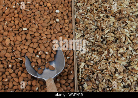 Geröstete Mandeln, ohne Schale Walnüsse. Getrocknete Nüsse essen Hintergrund. Stockfoto