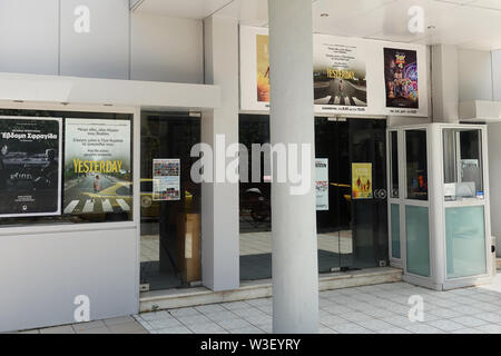 Athen, Griechenland - 29. JUNI 2019: Kino Äußeres mit Film und Kino Ticket Booth. Stockfoto