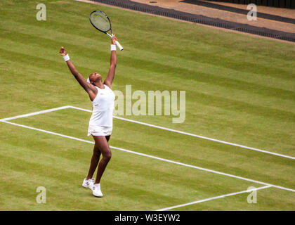 "Coco" Cori Gauff 15 jährige Weiblich tennis player feiert nach Ihrem ersten Wimbledon Centre Court gewinnenden Stockfoto