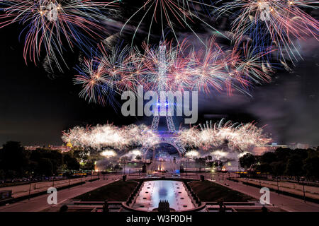 Paris, Frankreich. 14. Juli, 2019. Nachtaufnahme Feuerwerk am Eiffelturm in der französischen Hauptstadt Paris, 14. Juli 2019. Stockfoto