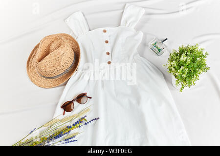 Kreative ungewöhnliche Präsentation der Sommer Outfit. Flach, Ansicht von oben Stockfoto