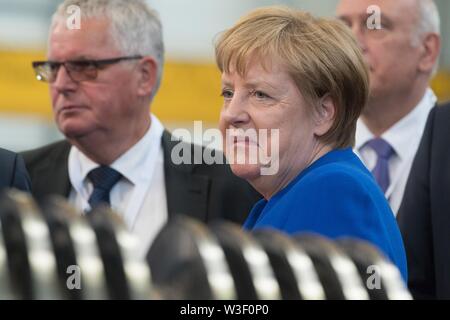 Görlitz, Sachsen, Deutschland. 15. Juli 2019. Bundeskanzlerin Angela Merkel (CDU) prüft eine Turbine im Siemens-Werk in Görlitz. Anderthalb Monate vor der Landtagswahl in Sachsen, Merkel besucht das Werk von Siemens im Freistaat Sachsen sowie ein Frauen Netzwerk Tagung in der Landeshauptstadt. Foto: Sebastian Kahnert/dpa-Zentralbild/dpa Quelle: dpa Picture alliance/Alamy leben Nachrichten Stockfoto