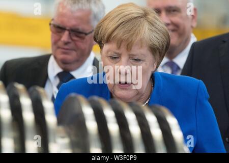 Görlitz, Sachsen, Deutschland. 15. Juli 2019. Bundeskanzlerin Angela Merkel (CDU) prüft eine Turbine im Siemens-Werk in Görlitz. Anderthalb Monate vor der Landtagswahl in Sachsen, Merkel besucht das Werk von Siemens im Freistaat Sachsen sowie ein Frauen Netzwerk Tagung in der Landeshauptstadt. Foto: Sebastian Kahnert/dpa-Zentralbild/dpa Quelle: dpa Picture alliance/Alamy leben Nachrichten Stockfoto