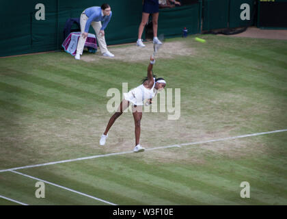 "Coco" Cori Gauff 15 jährige Weiblich tennis player feiert nach Ihrem ersten Wimbledon Centre Court gewinnenden Stockfoto