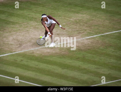 "Coco" Cori Gauff 15 jährige Weiblich tennis player feiert nach Ihrem ersten Wimbledon Centre Court gewinnenden Stockfoto