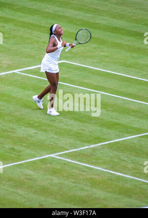 "Coco" Cori Gauff 15 jährige Weiblich tennis player feiert nach Ihrem ersten Wimbledon Centre Court gewinnenden Stockfoto