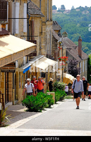 Straßenszene in domme, dordogne, frankreich Stockfoto