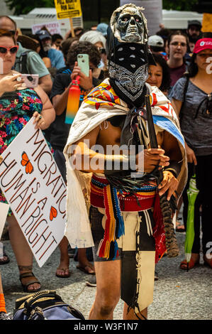 Downtown, Chicago-July 13, 2019: Protest gegen Einwanderung und Grenzschutz. Eine mexikanische Mann in native Aztec Kostüm. Stockfoto