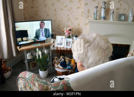 London, Großbritannien. 09 Juli, 2019. 93-jährige Irene sitzt in ihrem Wohnzimmer vor dem Fernseher. In Großbritannien gibt es eine hitzige Debatte über die jüngste Entscheidung der BBC zu re-investieren über 75-Jährigen in der Rundfunkgebühren. Ab Juni 2020, sie haben auch die 154.50 Pfund (umgerechnet rund 172 Euro) jährlich zu zahlen. Seit 1999, Senioren ausgeschlossen wurden. Credit: Christoph Meyer/dpa/Alamy leben Nachrichten Stockfoto