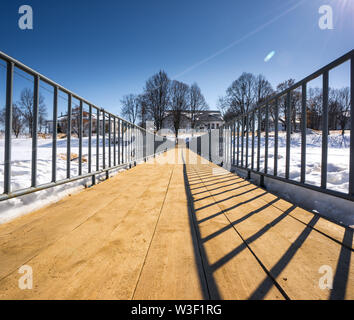 Fußgängerbrücke über den Fluss. Reisen nach Russland. Suzdal Stockfoto
