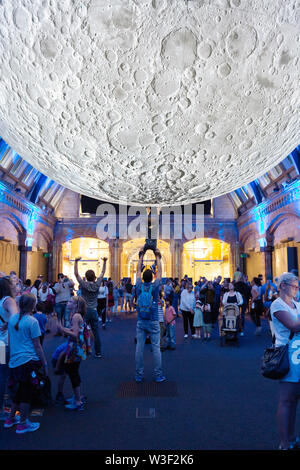 Museum des Mondes - ein Kind berühren der Mond auf einer Ausstellung eines Modells der Mond nach Künstler Luke Jerram; Natural History Museum, London, Großbritannien