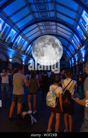 Museum des Mondes - Ausstellung eines Modells der Mond nach Künstler Luke Jerram; Natural History Museum, London, Großbritannien