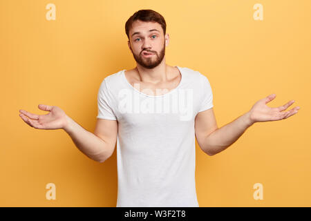 Sicher verwirrt verwirrt, bärtigen Mann mit weissen T-Shirt zuckte mit den Schultern in Frage Geste hat man bedauernd clueless. Schwierig s Stockfoto