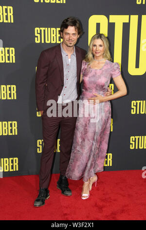 Christopher Backus und Mira Sorvino bei der Twentieth Century Fox als Weltpremiere der Knolle'. Gehalten am Regal Cinemas L.A. Leben in Los Angeles, CA, 10. Juli 2019. Foto: Richard Chavez/PictureLux Stockfoto