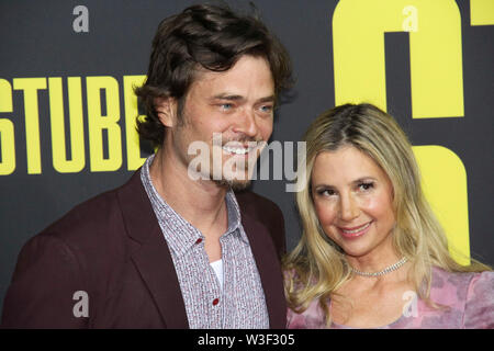 Christopher Backus und Mira Sorvino bei der Twentieth Century Fox als Weltpremiere der Knolle'. Gehalten am Regal Cinemas L.A. Leben in Los Angeles, CA, 10. Juli 2019. Foto: Richard Chavez/PictureLux Stockfoto