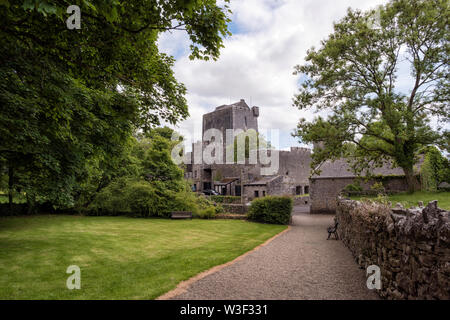 Blick auf Knappogue Castle aus Schloss Gärten. County Clare, Irland. Stockfoto