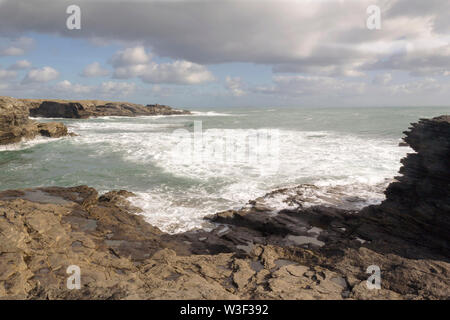 Bild der Felsenküste entlang Hook Head Halbinsel in Irland Osten. Stockfoto