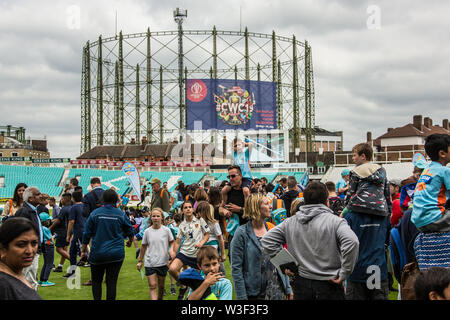 London, Großbritannien. 15. Juli, 2019. Massen von Jugendlichen auf die Tonhöhe als England Cricket World Cup Winners Parade der ICC-WM-Trophäe für Fans am Kia Oval. David Rowe/Alamy Leben Nachrichten. Stockfoto