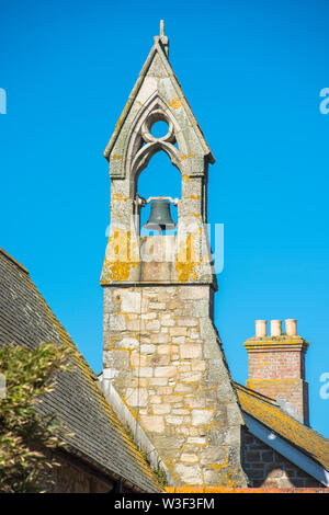 Charakteristische Kirchturm mit Glocke Allerheiligen Kirche in der Ortschaft Marazion (St Michael's Mount), Cornwall, England, Großbritannien. Stockfoto