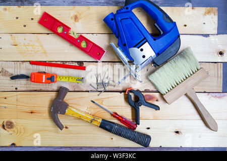 Elektrische Bohrmaschine, Mutter, Maßband, elektrische Säge, Lineal, Schraubendreher, Werkzeuge für die Holzbearbeitung Konzept Baumaschinen Stockfoto