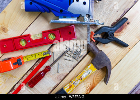 Elektrische Bohrmaschine, Mutter, Maßband, elektrische Säge, Lineal, Schraubendreher, Werkzeuge für die Holzbearbeitung Konzept Baumaschinen Stockfoto