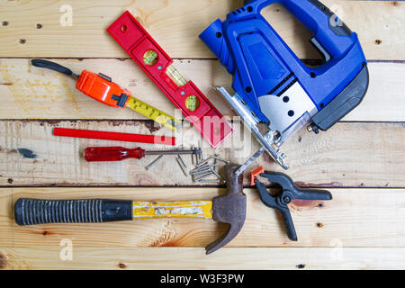 Elektrische Bohrmaschine, Mutter, Maßband, Lineal, Schraubendreher, Werkzeuge für die Holzbearbeitung Konzept Baumaschinen Stockfoto