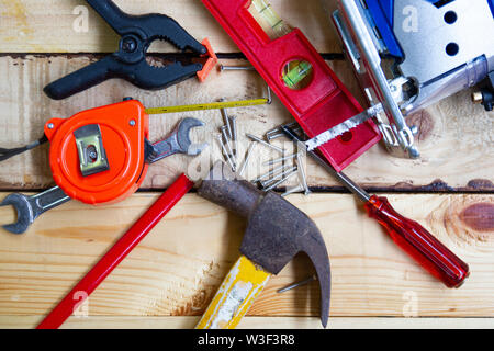 Elektrische Bohrmaschine, Mutter, Maßband, elektrische Säge, Lineal, Schraubendreher, Werkzeuge für die Holzbearbeitung Konzept Baumaschinen Stockfoto