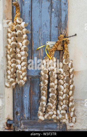 Zwei Geflecht von rotem Knoblauch aus Sulmona, Diät mediterrane Küche Stockfoto