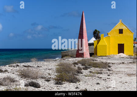 Historische Salzgewinnung Sammelstelle adnd Marker auf der Insel Bonaire, Niederländische Antillen Stockfoto