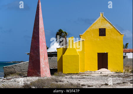 Historische Salzgewinnung Sammelstelle und Marker auf der Insel Bonaire, Niederländische Antillen Stockfoto