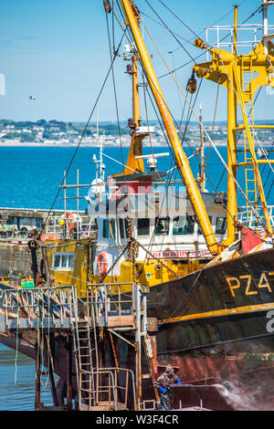 Alte Fischtrawler mit gedrueckt Wasserstrahl auf Newlyn Fischerdorf in der Nähe von Penzance in Cornwall, England, Großbritannien. Stockfoto